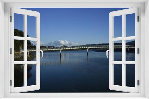 Fototapeta Naklejka Na Ścianę Okno 3D - Raglan Bridge over thew water