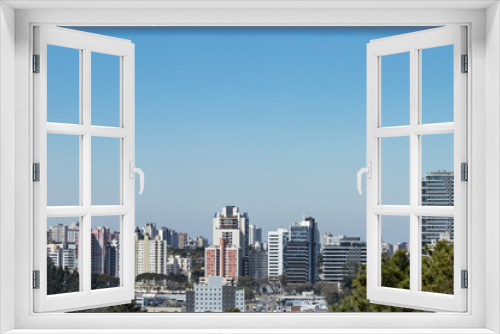 Fototapeta Naklejka Na Ścianę Okno 3D - Vista da cidade com prédios altos em dia de sol