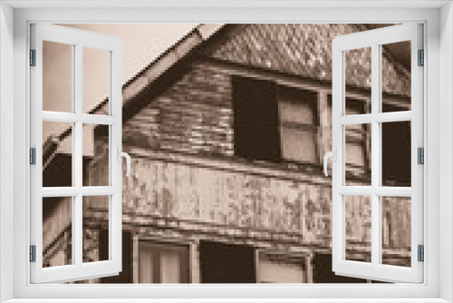 Fototapeta Naklejka Na Ścianę Okno 3D - Creepy Old House Details