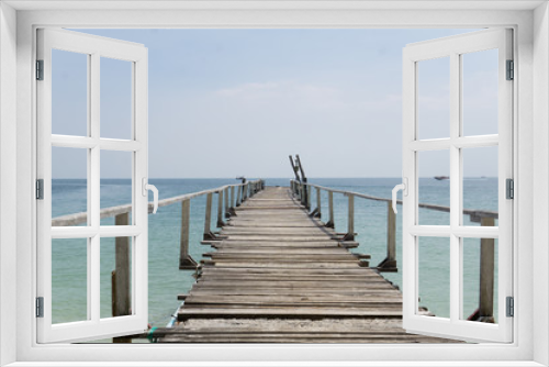 Fototapeta Naklejka Na Ścianę Okno 3D - Langer Holzsteg über türkisfarbenem Meer in Thailand