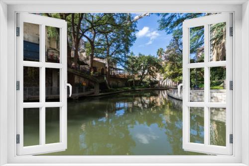Fototapeta Naklejka Na Ścianę Okno 3D - Famous Scenic San Antonio River Walk in Texas