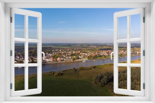 Fototapeta Naklejka Na Ścianę Okno 3D - Luftaufnahme von Elsfleth mit Hunte im Vordergrund (Drohne)