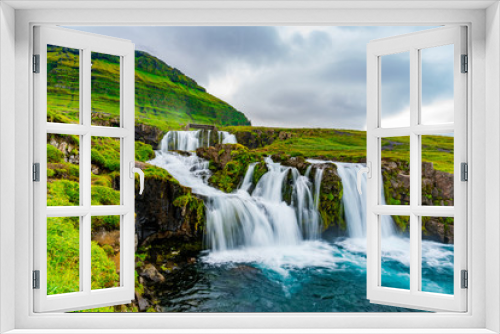 Fototapeta Naklejka Na Ścianę Okno 3D - View of Kirkjufellsfoss Waterfalls at Kirkjufell Mountain