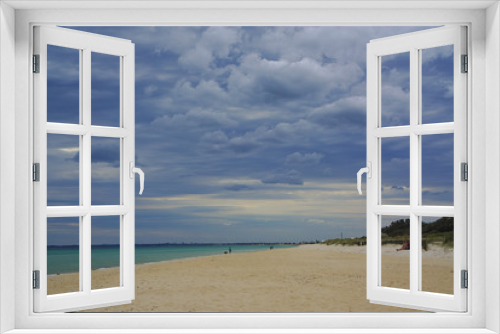 Fototapeta Naklejka Na Ścianę Okno 3D - Cloudy day on beach