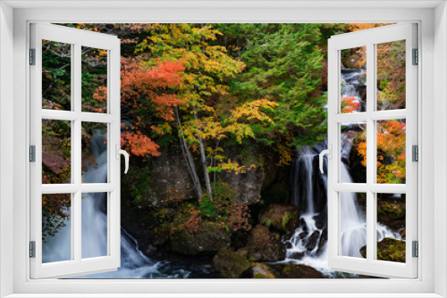 Fototapeta Naklejka Na Ścianę Okno 3D - 2つの竜頭の滝と紅葉を始めた木々