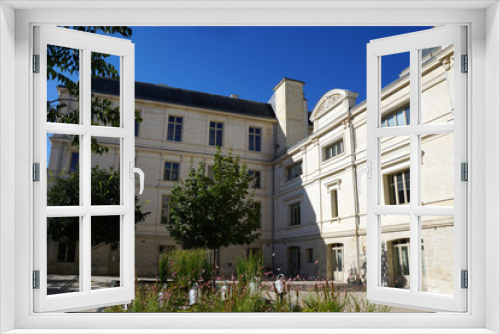 Fototapeta Naklejka Na Ścianę Okno 3D - Cour arrière de la mairie de Poitiers