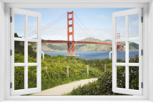 Fototapeta Naklejka Na Ścianę Okno 3D - View of the Golden Gate bridge from a hiking trail in the San Francisco bay