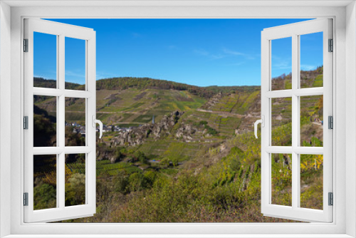 Fototapeta Naklejka Na Ścianę Okno 3D - Blick auf die Weinfelder im Ahrtal vom Rotweinwanderweg