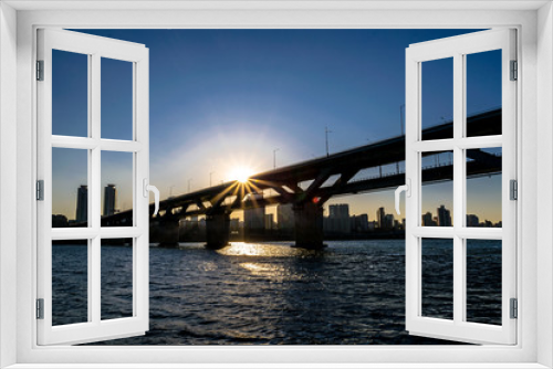 Fototapeta Naklejka Na Ścianę Okno 3D - The sun goes down under Cheongdam Bridge.
