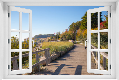 Fototapeta Naklejka Na Ścianę Okno 3D - Promenade im Herbst Hafen
