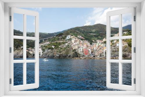 Fototapeta Naklejka Na Ścianę Okno 3D - Riomaggiore, Cinque Terre, mit Bahnhof, Straße und Hafen vom Meer aus gesehen