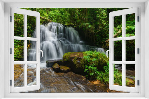Fototapeta Naklejka Na Ścianę Okno 3D - Smooth falling water 