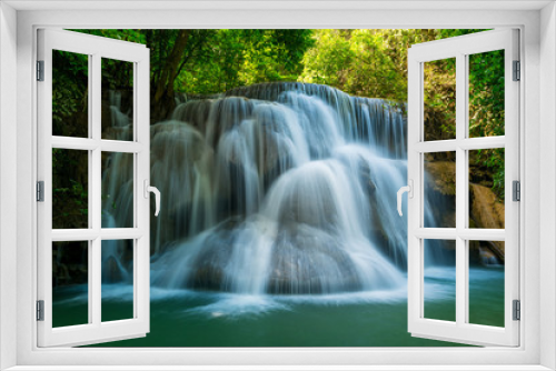 Fototapeta Naklejka Na Ścianę Okno 3D - Smooth falling water 