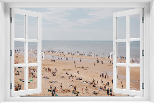 Fototapeta Naklejka Na Ścianę Okno 3D - Crowded beach