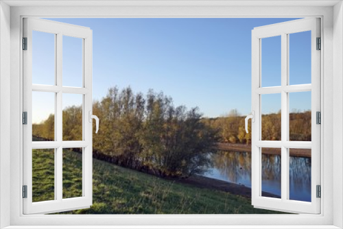 Fototapeta Naklejka Na Ścianę Okno 3D - Herbstspiegelung am alten Rheinarm in Wesel am Niederrhein bei Niedrigwasser