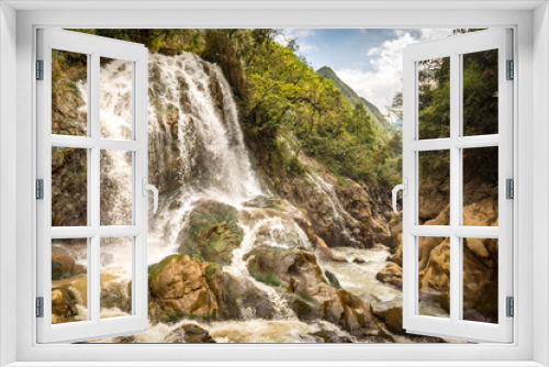Fototapeta Naklejka Na Ścianę Okno 3D - Wasserfall in zerklüfteten Felsen