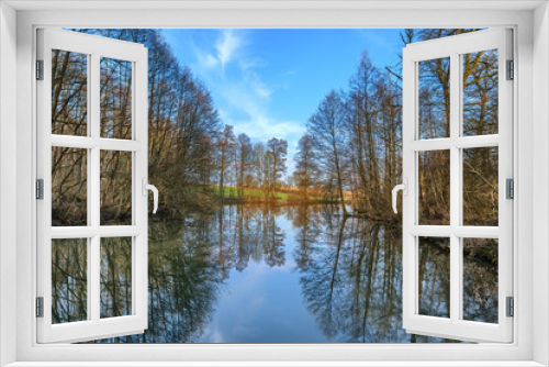 Fototapeta Naklejka Na Ścianę Okno 3D - Bäume spiegeln sich auf einem Teich am Waldrand