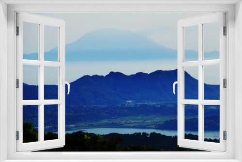 Fototapeta Naklejka Na Ścianę Okno 3D - 九州開聞岳山頂からの風景　朝靄に霞む桜島遠景