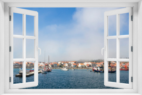 Fototapeta Naklejka Na Ścianę Okno 3D - Arousa island harbor on the fog