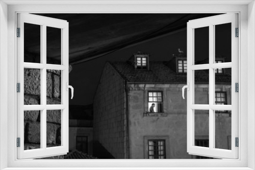 Fototapeta Naklejka Na Ścianę Okno 3D - man watching tv during the night in balck and white