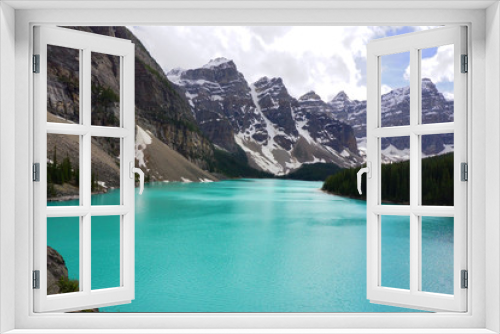 Fototapeta Naklejka Na Ścianę Okno 3D - The Moraine lake with snow-covered rocky mountains in Banff National Park of Canada.