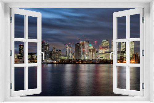Fototapeta Naklejka Na Ścianę Okno 3D - Blick auf das beleuchtete Finanzzentrum Canary Wharf in London bei Nacht, Großbritannien