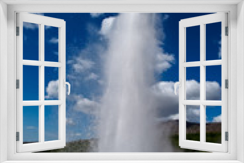 Fototapeta Naklejka Na Ścianę Okno 3D - Strokkur Geyser erupting