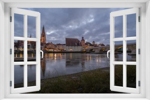 Stadt Regensburg gespiegelt in der Donau