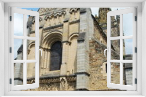 Ville de Laval, façade de la basilique Notre-Dame d’ Avesnières, département de la Mayenne, France