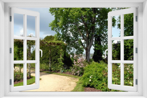 Fototapeta Naklejka Na Ścianę Okno 3D - Ville de Laval, jardins de la Perrine, chemin arboré, département de la Mayenne, France