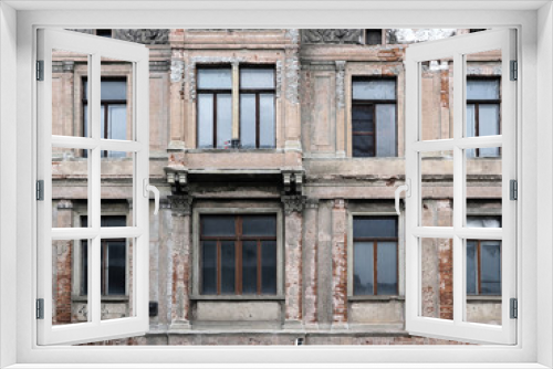Fototapeta Naklejka Na Ścianę Okno 3D -     Alte, kaputte Hausfassade 

