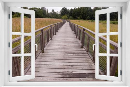 Fototapeta Naklejka Na Ścianę Okno 3D - Holzbrücke durch ein Sumpfgebiet in der Nähe von Lidköping in Schweden.