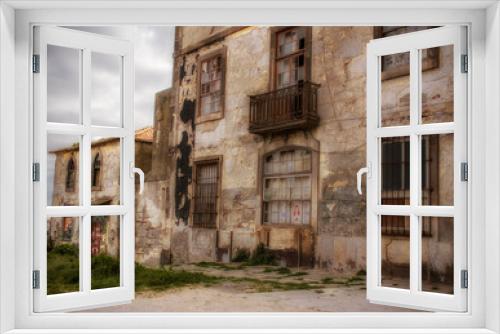 Fototapeta Naklejka Na Ścianę Okno 3D - Derelict Building, Soft Focus, Porto, Portugal