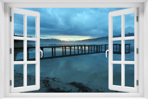 Fototapeta Naklejka Na Ścianę Okno 3D - Steg am See am Abend und Nebel