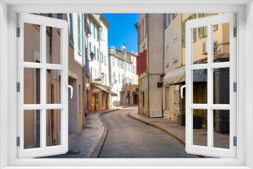 Fototapeta Naklejka Na Ścianę Okno 3D - Old streets of Saint-Tropez town center.