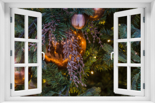 Fototapeta Naklejka Na Ścianę Okno 3D - Christmas tree closeup. Golden balls and illuminated garland with flashlights.