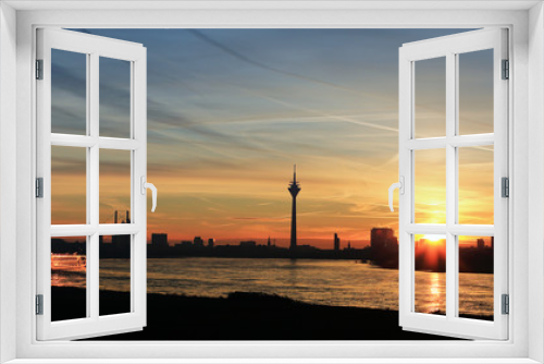 Fototapeta Naklejka Na Ścianę Okno 3D - Düsseldorf am Rhein bei Sonnenaufgang, stimmungsvoll mit Rheinturm und Kreuzfahrtschiff