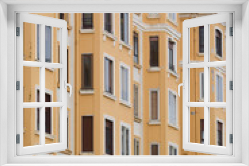 Fototapeta Naklejka Na Ścianę Okno 3D - Fachada de edificio amarillo con muchas pequeñas ventanas