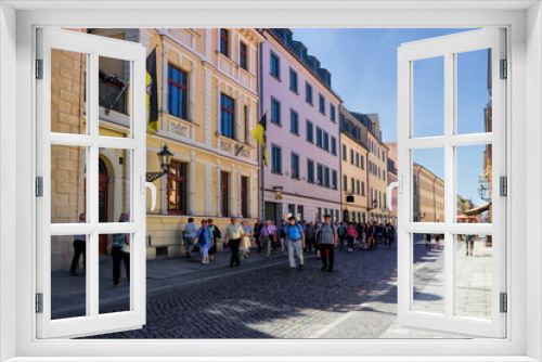 Fototapeta Naklejka Na Ścianę Okno 3D - Touristen in Wittenberg