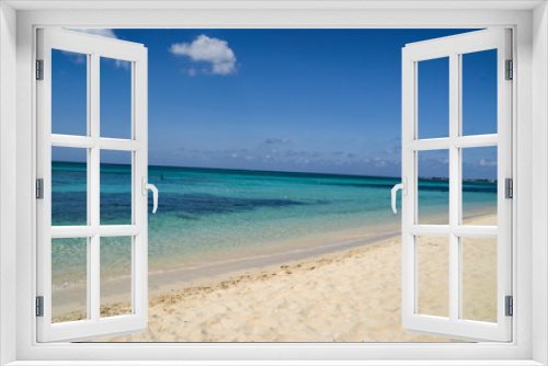 Fototapeta Naklejka Na Ścianę Okno 3D - Strand in Grand Cayman (George Town) / Seven mile Beach