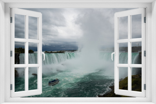 Fototapeta Naklejka Na Ścianę Okno 3D - View of the Niagara falls from Canada side.