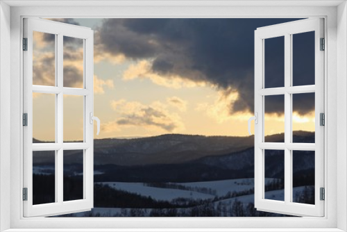 Fototapeta Naklejka Na Ścianę Okno 3D - 夕暮れの雪山と丘　北海道（美瑛）