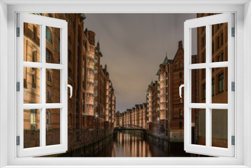 Fototapeta Naklejka Na Ścianę Okno 3D - View over Wandrahmsfleet to Sandtorkai-Hof in Hamburg