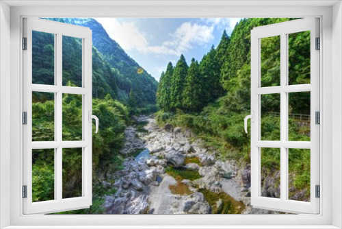Fototapeta Naklejka Na Ścianę Okno 3D - 荒々しい雰囲気の夏の渓谷