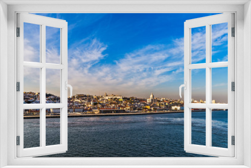 Fototapeta Naklejka Na Ścianę Okno 3D - Blick vom Schiff auf Lissabon mit Igreja de Santa Engrácia und Igreja de São Vicente de Fora