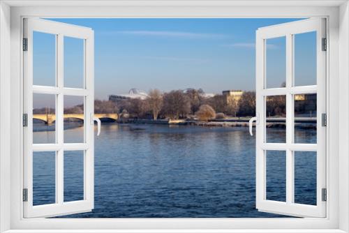 Fototapeta Naklejka Na Ścianę Okno 3D - Ansicht vom teilweise gefrorenen Fluss 