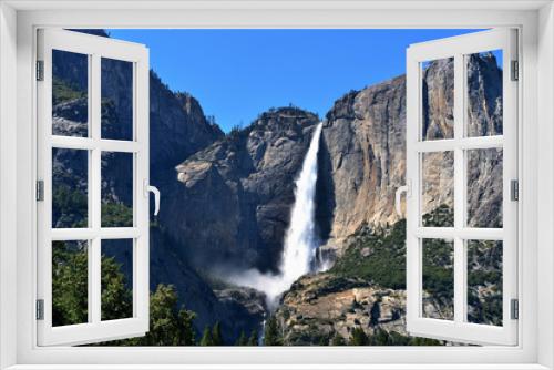 Fototapeta Naklejka Na Ścianę Okno 3D - Beautiful waterfall in Yosemite National Park, California, USA