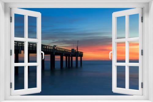 Fototapeta Naklejka Na Ścianę Okno 3D - Sunrise over the Atlantic Ocean at the St. Augustine Beach Pier in St. Augustine, Florida