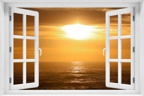 Fototapeta Naklejka Na Ścianę Okno 3D - sun burst over ocean