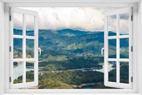 Fototapeta Naklejka Na Ścianę Okno 3D - Panorama der Seenlandschaft von Guatape in Kolumbien